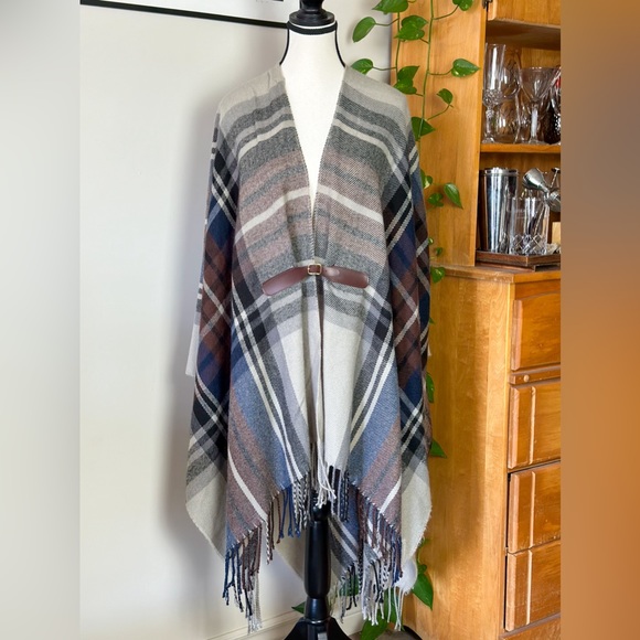 Plaid buckle fringe poncho - Picture 1 of 4